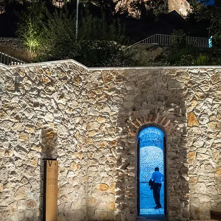 Olive-riverside-city Center-castle-aircondition-self Check-in Apartment *